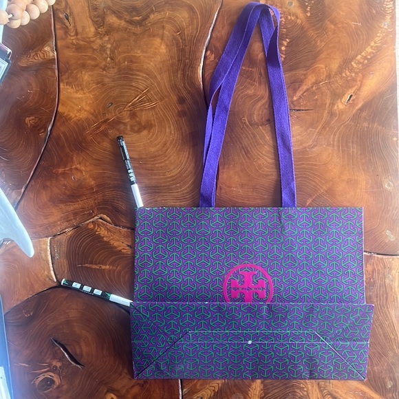 Tory Burch gift bag/tote with shoulder straps, Quantity: 1 - Folds flat - Picture 5 of 5